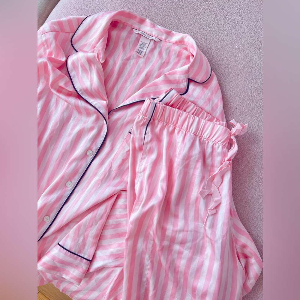 Victoria's Secret iconic pink stripe pyjama set - Picture 3 of 5